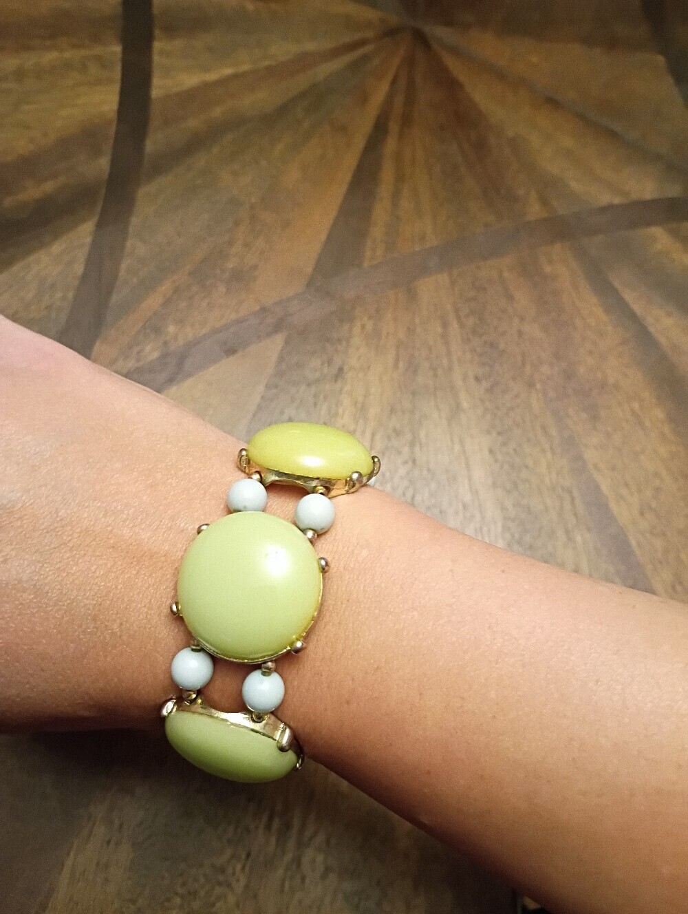 Vintage Lime Green Lucite Stretch Bracelet Mod Statement Jewelry Gold Tone